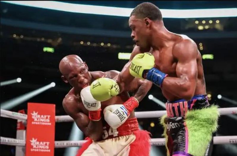 Errol Spence (right) on the attack against Yordenis Ugas