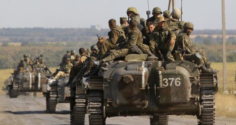Ukrainian military vehicles evacuate from Starobesheve