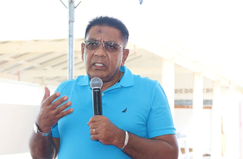 Minister of Agriculture, Zulfikar Mustapha addresses a gathering of farmers and residents, on Saturday, hearing concerns as well giving updates to future projects (Ministry of Agriculture photos)