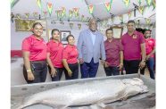 Expo Prime Minister Brigadier (Ret’d) Mark Phillips shares a light moment with Big Bird’s owner, Lallbacchan
Narine, and his son on Friday night at the opening of the Essequibo Chambers of Commerce and Industry’s
(ECCI) 19th Annual Agro and Trade Fair (Indrawattie Natram photo)