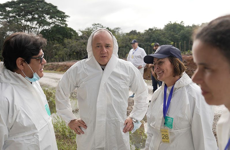 FAO high-level mission visits an FAO-supported pig farm in the Dominican Republic
