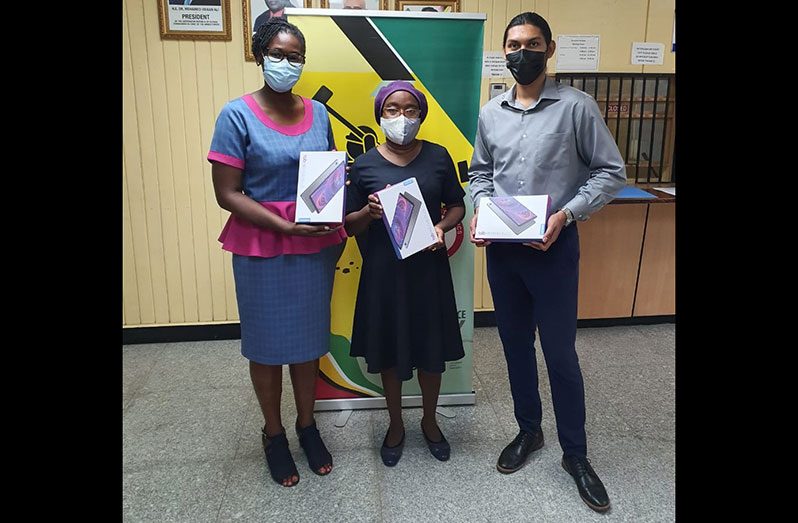 Representatives of the Bureau and the FAO display the tablets which were provided