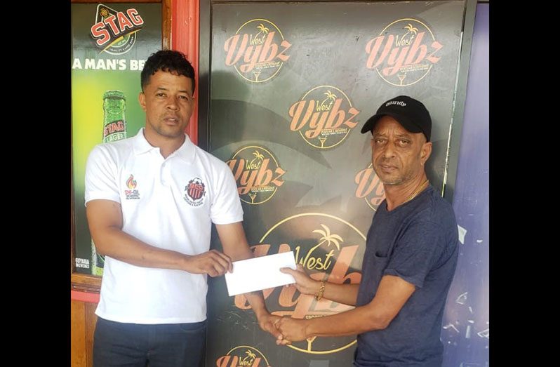 Kacey Pearson, member of the Slingerz FC received the sponsor’s cheque from Jai Balgobin, proprietor of West Vybz Sports Bar