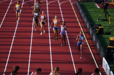 Allyson Felix of the U.S. and Britain's Laviai Nielsen in action during the heats at World Athletics Championships - Women's 4x400 metres relay, Hayward Field, Eugene, Oregon, U.S.,  July 23, 2022 (REUTERS/Aleksandra Szmigiel)