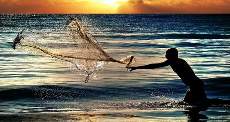 Fisherman-netting-in-Kariba