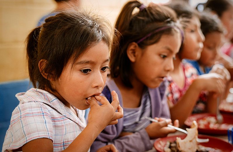 Lunchtime at a school in Guatemala. The food is sourced from local farmers through a FAO project (FAO photo)