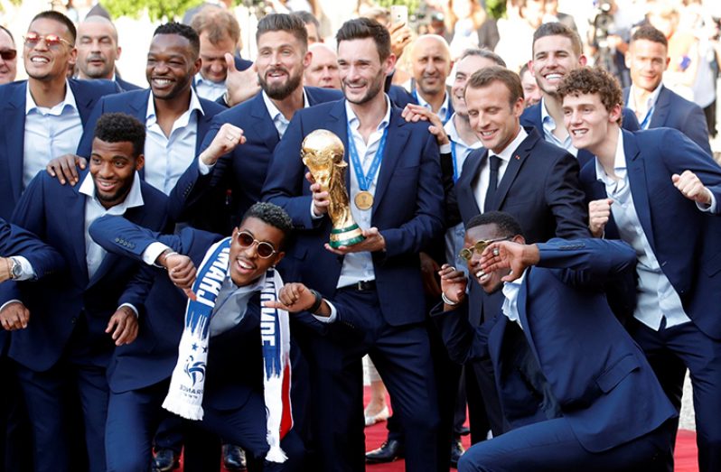 French President Emmanuel Macron poses with the World Cup  champion  players.