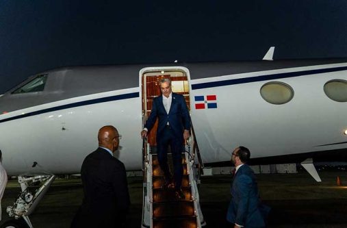 Prime Minister, Brigadier (Ret'd) Mark Phillips, on Monday welcomed the President of the Dominican Republic, Luis Abinader, to Guyana at the Cheddi Jagan International Airport, Timehri.
During his visit, President Abinader is expected to engage in bilateral discussions with President Irfaan Ali and participate in this year’s Energy Conference and Supply Chain Expo. 
President Abinader's delegation includes Minister of Energy and Mines, Joel Santos, along with other key advisers and officials.
This is President Abinader's second visit to Guyana, building upon the successful bilateral agreements signed last year in crucial sectors, including energy, agriculture, and infrastructure (Office of the Prime Minister)