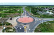 Construction on the Diamond to Buzz Bee Dam four-lane road on the East Bank of Demerara is nearing completion. Once opened to vehicular traffic, this road will significantly reduce congestion along the lower East Bank Public Road, and shorten commute time from Georgetown to Timehri
