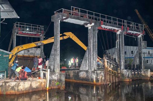 On Tuesday, the middle door of the Koker at Canal Number One Region Three (Essequibo Islands- West Demerara failed under the high tide. Up to press time, authorities began immediate works to replace the compromised structure, which allowed water that had accumulated in some parts of the community to begin receding. (Delano Williams photos)