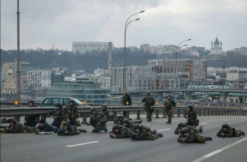 Servicemen of the Ukrainian National Guard take positions in central Kyiv, Ukraine (REUTERS/Gleb Garanich photo)