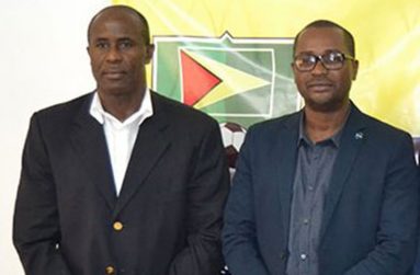 (L-R) GFF vice -president Brigadier General (ret’d) Bruce Lovell and president Wayne Forde.