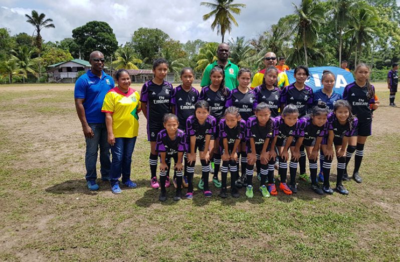One of the U-15 participating teams with Toshao Abrams, Lawrence Griffith (Ministry of Indigenous People’s Affairs) and Dr Allister Collins (Ministry of Social Cohesion PYARG MS)