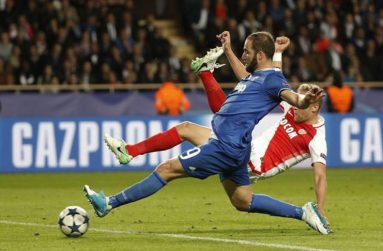 Juventus' Gonzalo Higuain scores their second goal. (Reuters/Eric Gaillard Livepic)