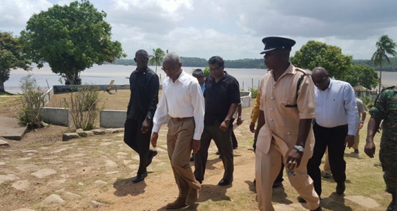 President David Granger, Minister of Public Security
Khemraj Ramjattan and Minister of State Joseph
Harmon on a fact-finding mission at the Mazaruni
Penal Settlement on Sunday. They are accompanied
by members of the Cuyuni-Mazaruni regional
administration (Ministry of the Presidency photo)