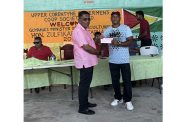 Minister of Agriculture Zulfikar Mustapha presenting a cheque to a fisherman