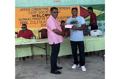 Minister of Agriculture Zulfikar Mustapha presenting a cheque to a fisherman