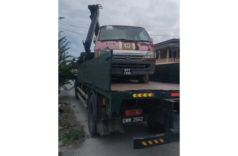 The Ministry of Public Works noted that road shoulders are not designated storage areas and must remain clear to ensure the safe movement of traffic and access along the roadways