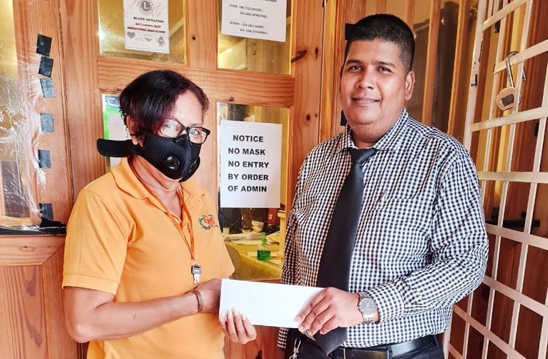 GMR&SC Office executive Desiree Lee collects sponsorship from Azad Sulaiman, representative of NALICO/NAFICO.