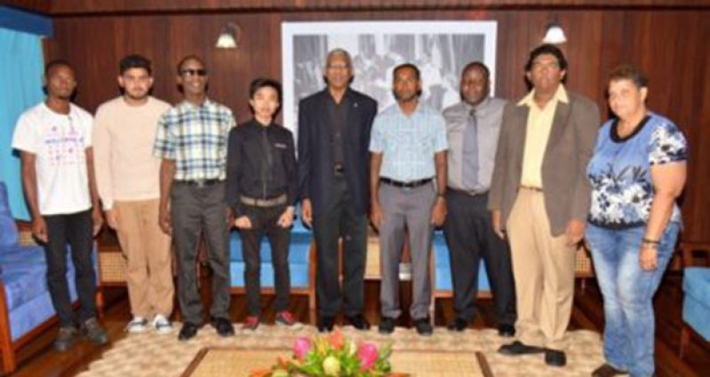 President David Granger is flanked by members of the Guyana Chess team, who paid a courtesy call on him at the Ministry of the Presidency