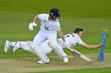 Sam Evans and Marcus Harris' 195-run partnership was the highest of the day
For the second consecutive game Hampshire failed to reach three figures in their first innings.