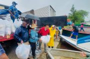 Regional Executive Officer, Devanand Ramdatt; Regional Vice-Chairman, Humace Oodit; Regional Chairperson, Vilma De Silva and the Prime Minister's Representative, Arnold Adams loading a boat with supplies for Charity