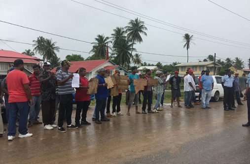 Hire-car-3 Hire car drivers braved the rain to protest (Nafeeza Yahya photos)