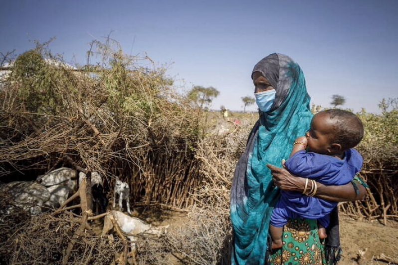 A mother with her child in Ethiopia -- a country facing a devastating food emergency (FAO photo)