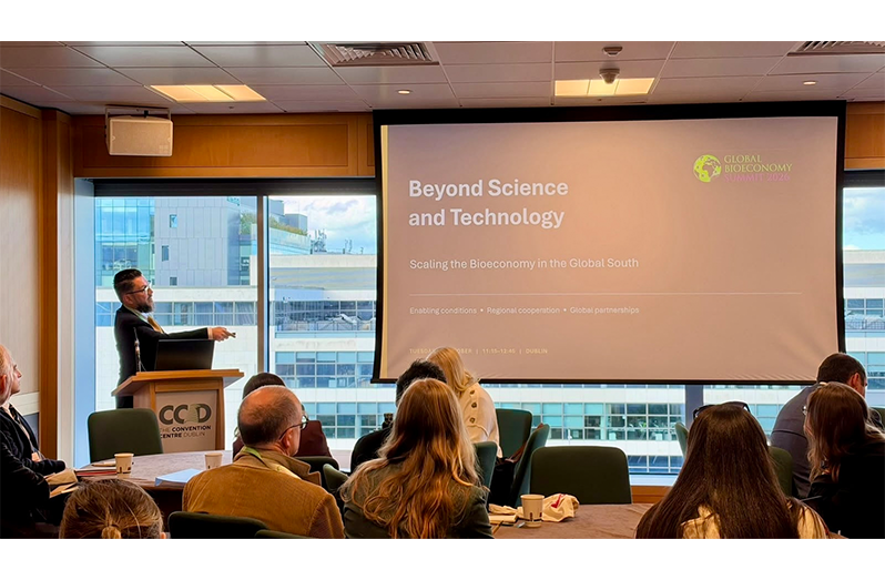 Hugo Chavarría (standing), IICA Bioeconomy Specialist and Executive Secretary of the Latin American Bioeconomy Network, speaking during the workshop “Beyond Science and Technology: Scaling the Bioeconomy in the Global South” at the Global Bioeconomy Summit 2026
