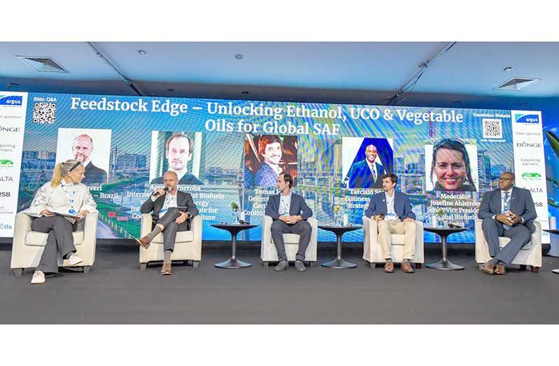Agustín Torroba (center), IICA International Specialist in Biofuels and Renewable Energies and Executive Secretary of the CPBIO, took part in the panel “Feedstock Edge – Unlocking Ethanol, UCO & Vegetable Oils for Global SAF,” where representatives of industry, international organizations, and companies discussed the opportunities for scaling up the production of SAF from renewable raw materials and the challenges involved
