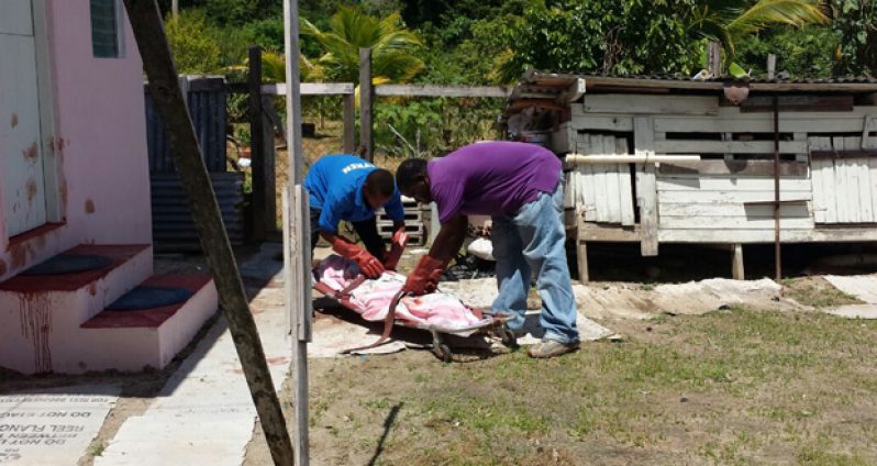 Attendants preparing Carter’s body, right where it fell outside her apartment, to take it to the mortuary