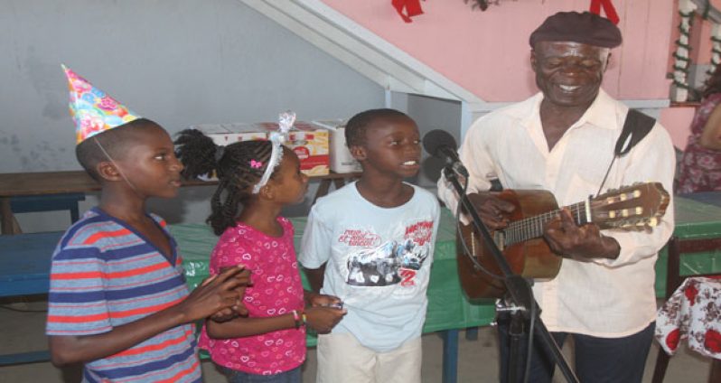 “Sweet Kendingo” with his guitar (Photo by Sonell Nelson)