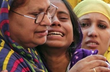 (Relatives of Mohammad Akhlaq mourn after he was killed by a mob on Monday night, at his residence in Dadri town, in the northern state of Uttar Pradesh, India, September 29, 2015. REUTERS/Stringer