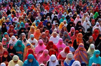 Indian Muslim women attend Eid al-Fitr prayers to mark the end of Ramadan in Srinagar July 6, 2016. (REUTERS/Danish Ismail)
