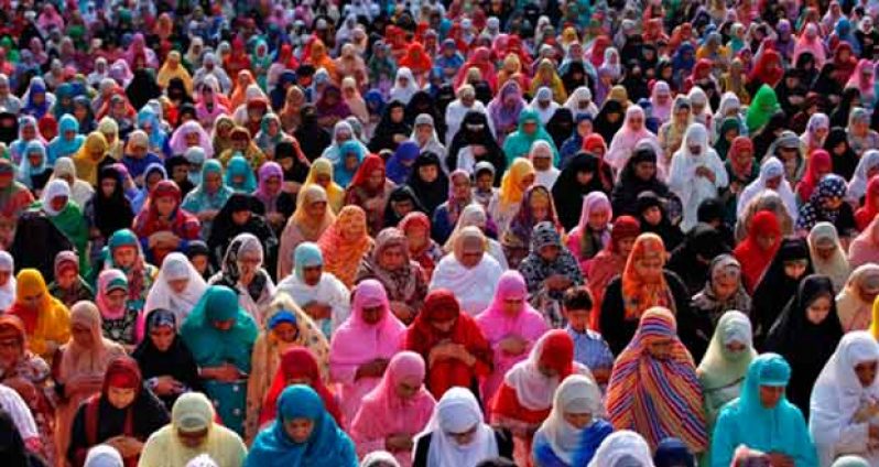 Indian Muslim women attend Eid al-Fitr prayers to mark the end of Ramadan in Srinagar July 6, 2016. (REUTERS/Danish Ismail)