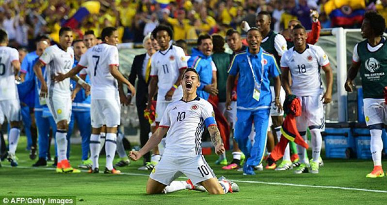 Photo: Paraguay forward Dario Lezcano beats Colombia midfielder