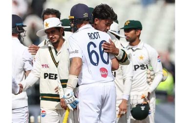 England's Joe Root (centre) hugs Pakistan's Razaullah at the end of the third Test (Photo: AFP)