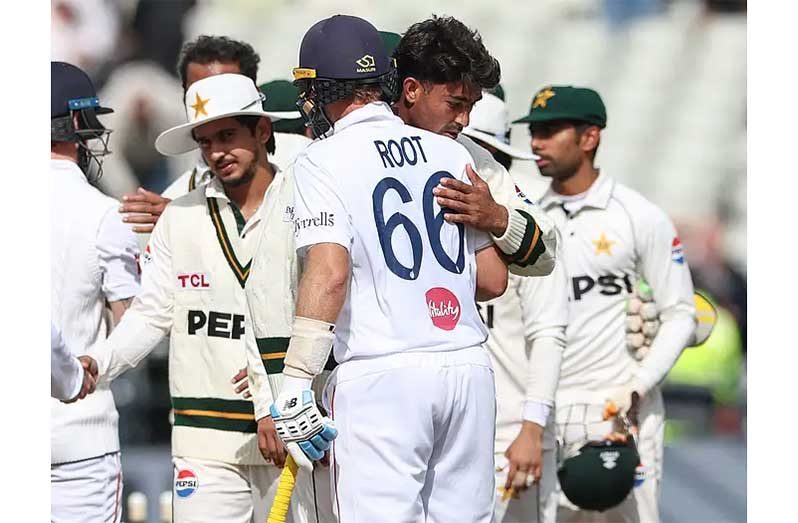 England's Joe Root (centre) hugs Pakistan's Razaullah at the end of the third Test (Photo: AFP)