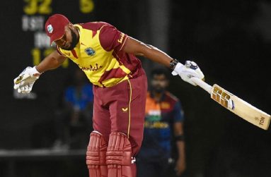 Kieron Pollard bows to acknowledge the applause from his team-mates. (Philip Spooner/CWI)