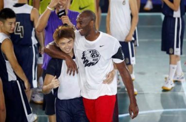 Kobe Bryant (front R) of NBA's Los Angeles Lakers interacts with Chinese students during a promotional event in Shanghai, July 31, 2014. (REUTERS/ALY SONG)