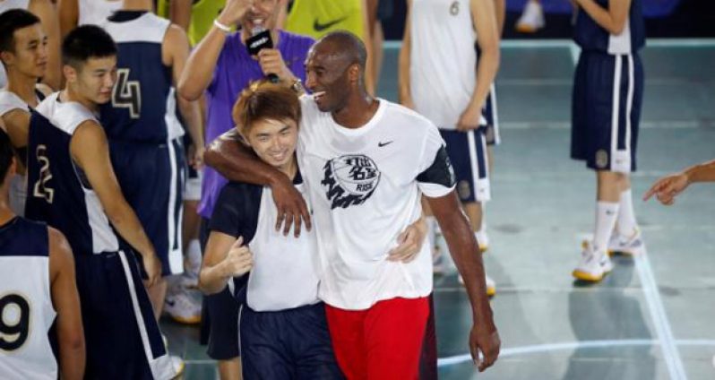 Kobe Bryant (front R) of NBA's Los Angeles Lakers interacts with Chinese students during a promotional event in Shanghai, July 31, 2014. (REUTERS/ALY SONG)
