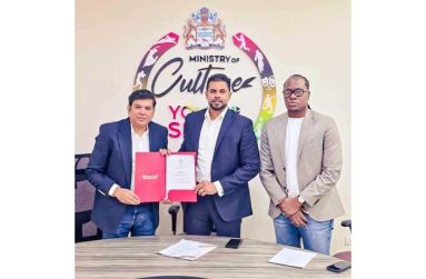 Team Director of the Lahore Qalandars, Mr. Sameen Rana, Minister of Culture, Youth and Sport, Charles Ramson and Minister within the Ministry of Culture, Youth and Sport, Steven Jacobs share a photo opportunity
