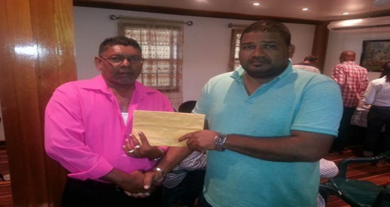 Sponsor Mohamed M. Latif hands over the sponsorshio cheque to Dennis Deroop, member of the organising committee.