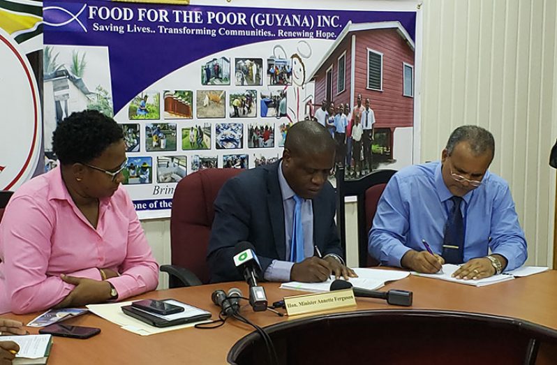 Minister Annette Ferguson oversees the signing of the MoU between the CH&PA and FTTP for the construction of homes for 20 families.