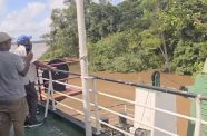 Rather than allowing the vessel to drift, the captain manoeuvred the ferry to a safe position along the riverbank, a standard maritime safety procedure commonly referred to as “bracing the bush,” while onboard engineers worked to correct the issue