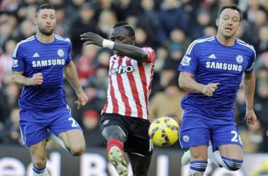 Sadio Mane (centre) scores for Southampton against Chelsea yesterday.
