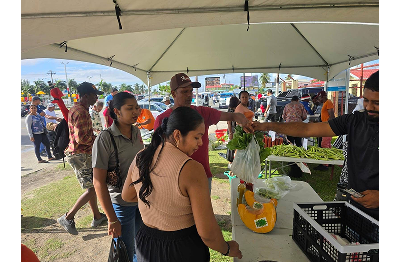 From early morning, residents flocked to the market, taking advantage of significantly reduced prices on a wide range of items