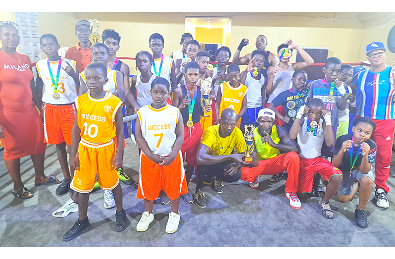 The winners show off their medals (Sean Devers photo)