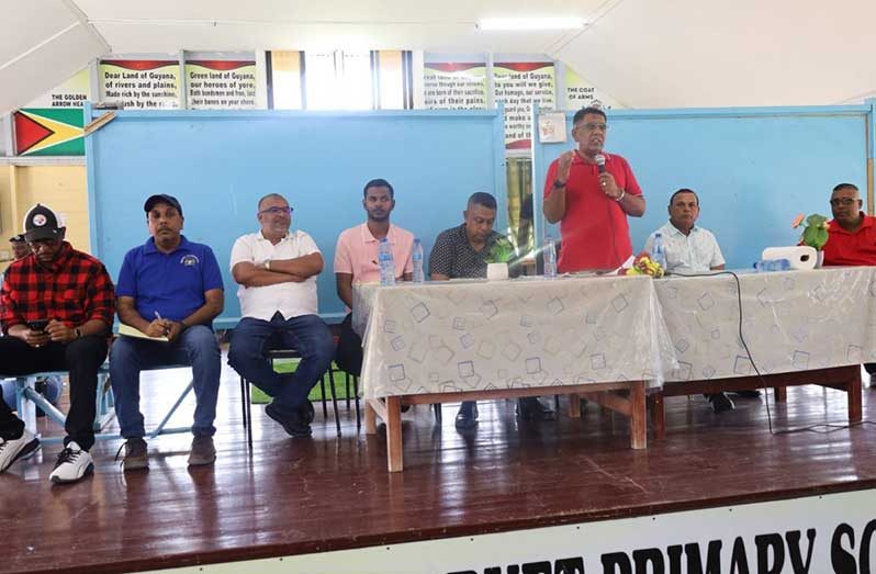 Minister of Agriculture Zulifkar Mustapha and other officials at the meeting