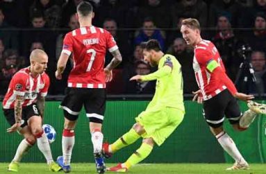 Barcelona's Lionel Messi scores team’s first goal. (REUTERS/Toussaint Kluiters)